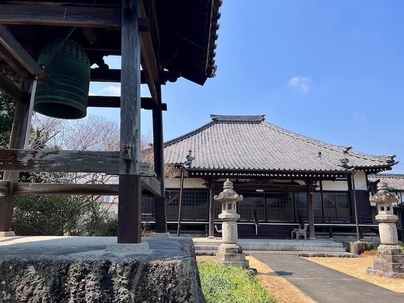 妙厳寺　梵鐘と本堂