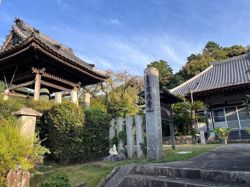 宗徳寺山門からナギのあった場所