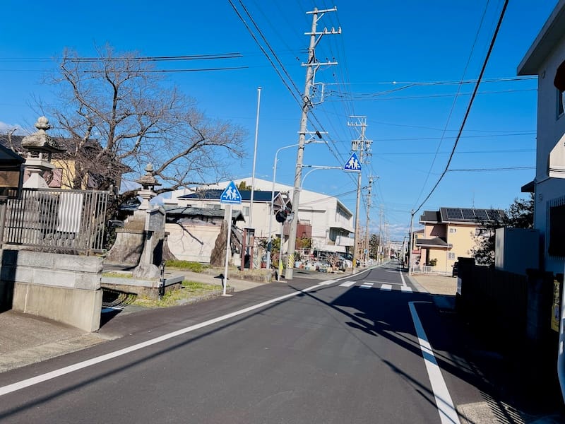 神社前の道路