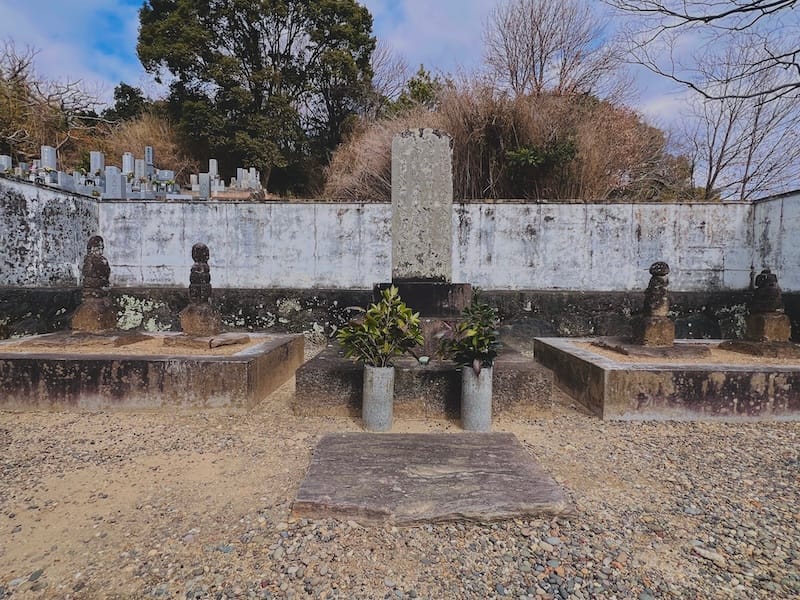 月ノ輪墓地の竹谷松平家五輪塔