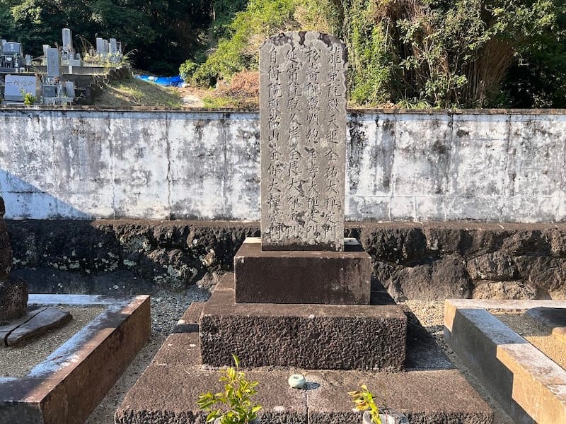 中央にある墓誌（墓碣碑）