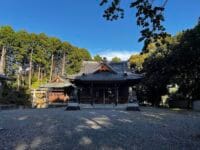 砥神神社　社殿とシイ