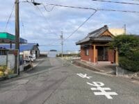 やすらぎ弘法　大師堂の向こうは海