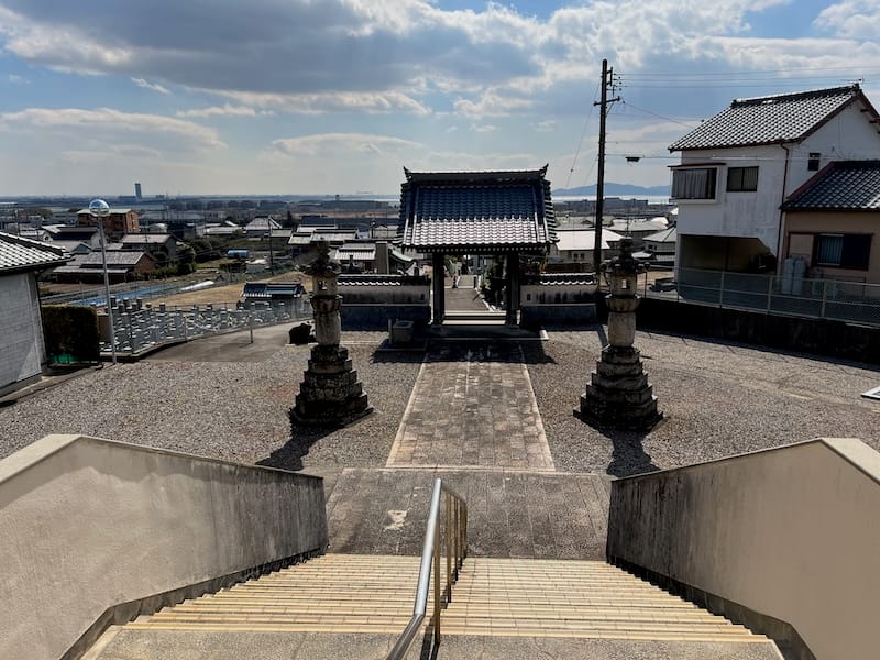 長興寺　本堂から山門と三河湾