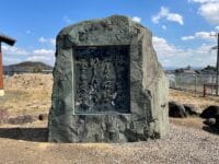 御津磯夫「海山のあひだ」歌碑