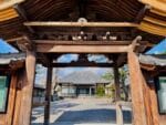 永向寺　山門から本堂