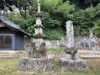 浄夢院　名号塔と奥の建物は地蔵堂