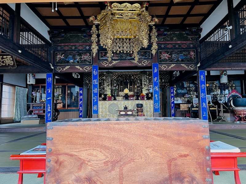 三谷の観音寺 本堂内