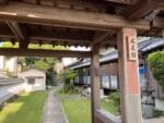 光養院山門から境内
