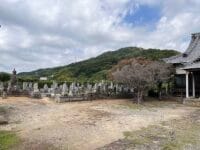 正行院　境内鵜殿一族の慰霊碑、松平家墓所と名取山