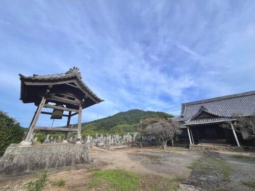 正行院 – 名取山を背景にして