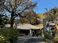 正法寺　門柱と本堂