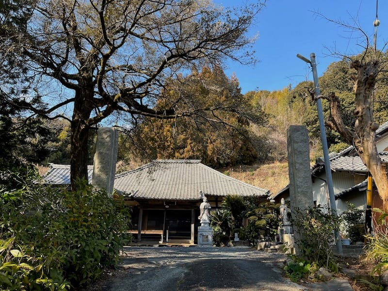 正法寺　門柱と本堂