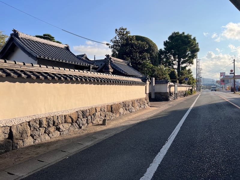 山門前の白壁の土塀