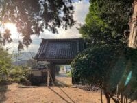 養円寺境内から山門