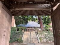 養円寺　山門から本堂