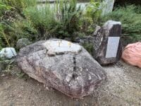 西浦小学校の残石　校訓碑と残石