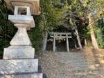 神社鳥居前