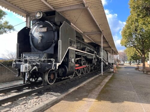 D51と客車オハフ33 2424 – 蒲郡市博物館