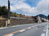 赤彦神社御陵　石柱と柏原清田線