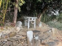 赤彦神社御陵　古墳前の鳥居と祠