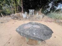 赤彦神社御陵　祠前の石