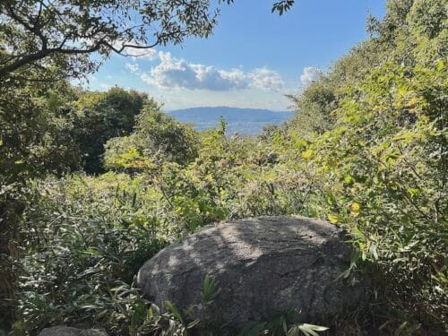 ドンドン岩 – 「金のチャボ」伝説の地