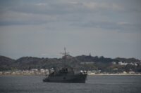 蒲郡ふ頭11号岸壁から三河湾を航行する自衛隊艦