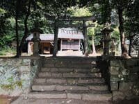 聖神社　正面石段から