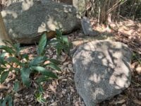 平林古墳　石室の石と地蔵菩薩像