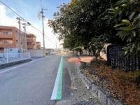 犬飼湊　当時の海岸線だった石碑前の道路