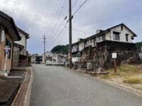 十能常夜燈（右）と、十能集会所（左）