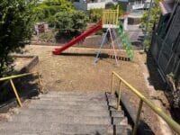 黒山チビッコ広場　入口階段と遊具