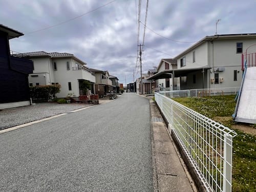 前野チビッコ広場　公園前の通り