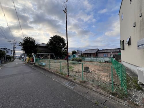 明後チビッコ広場 前の通りから