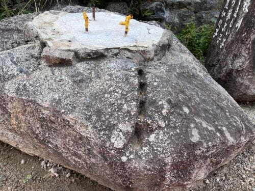 西浦小学校の残石