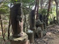 御堂山の西国三十三観音、参道の石仏