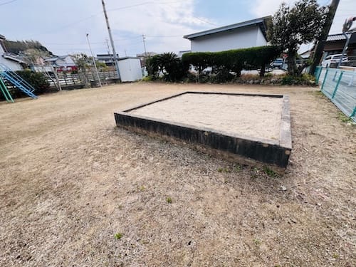 知柄児童遊園地 砂場と園内