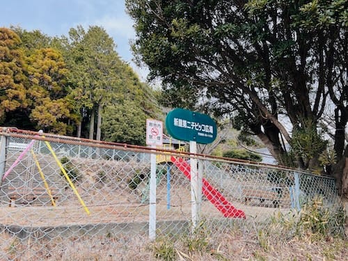 新屋第二チビッコ広場　入口看板