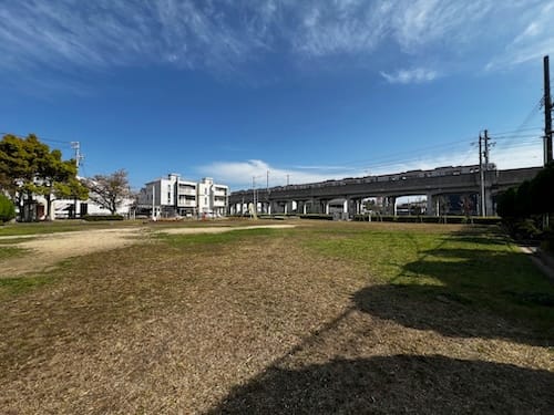 榎田公園 広場と高架を走る電車