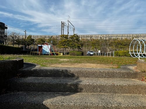 遊具エリアと新幹線高架