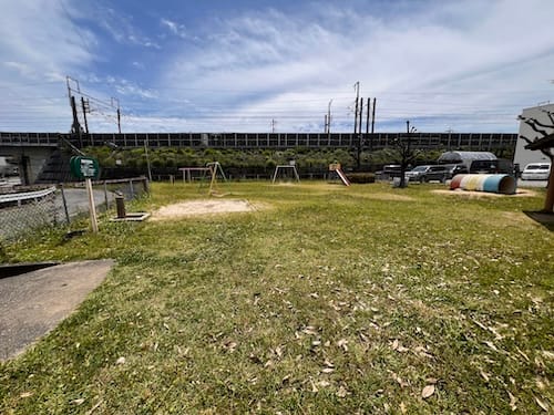 東大塚児童遊園地 園内から新幹線高架