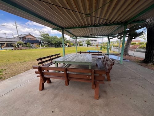 ひまわり児童遊び場 テーブルとベンチ