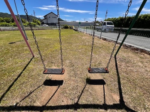 平田児童遊園地　ブランコから
