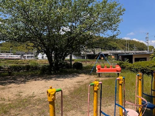 拾石チビッコ広場　遊具と桜の木