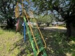 拾石チビッコ広場　すべり台と木陰