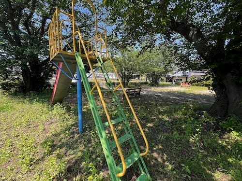 拾石チビッコ広場　すべり台と木陰