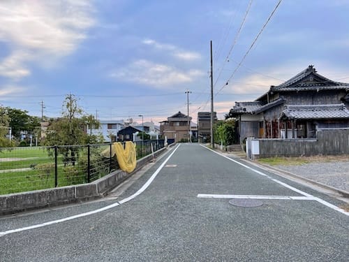 北東側の三叉路から