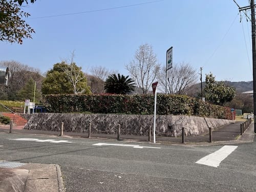 前の通りとバス停