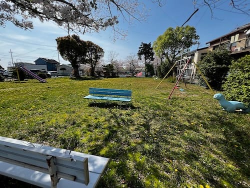 船町児童遊園地　向かい合うベンチ